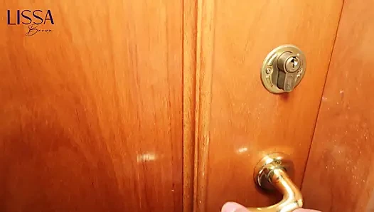 Mein Stiefbruder verändert meine alberne Persönlichkeit durch einen Pelzmantel.