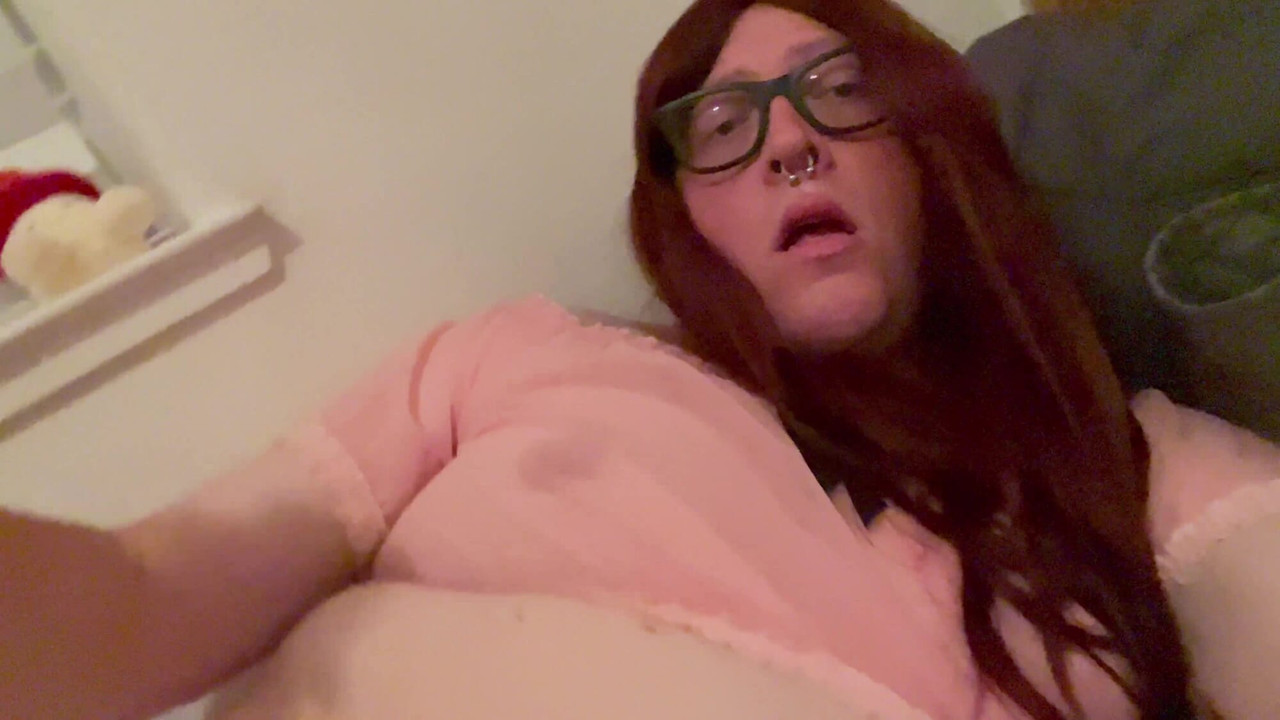 Sissy se igra sa svojim dildom