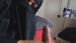 Niqab dando punheta para o marido