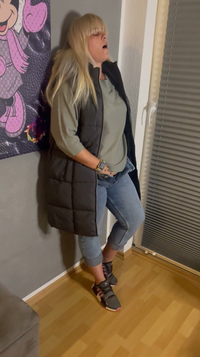 Bonie and Clyde Masturbation Stand Jeans Jacket Pussy Wet Fingering Rubbing Rubbing Clitoris Trembling Twitch Moaning… | Clip 1