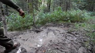 jump and play in mud. Mit Skaterklamotten im Schlamm :)