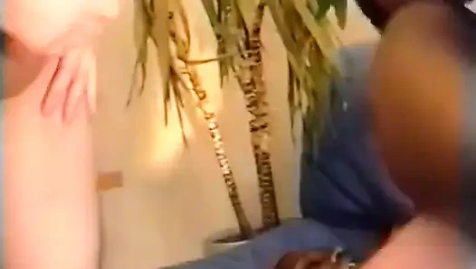 Ein sehr versautes schwarzes mädchen, das einen fremden nach hause nimmt, um sie vor ihrem freund zu ficken.