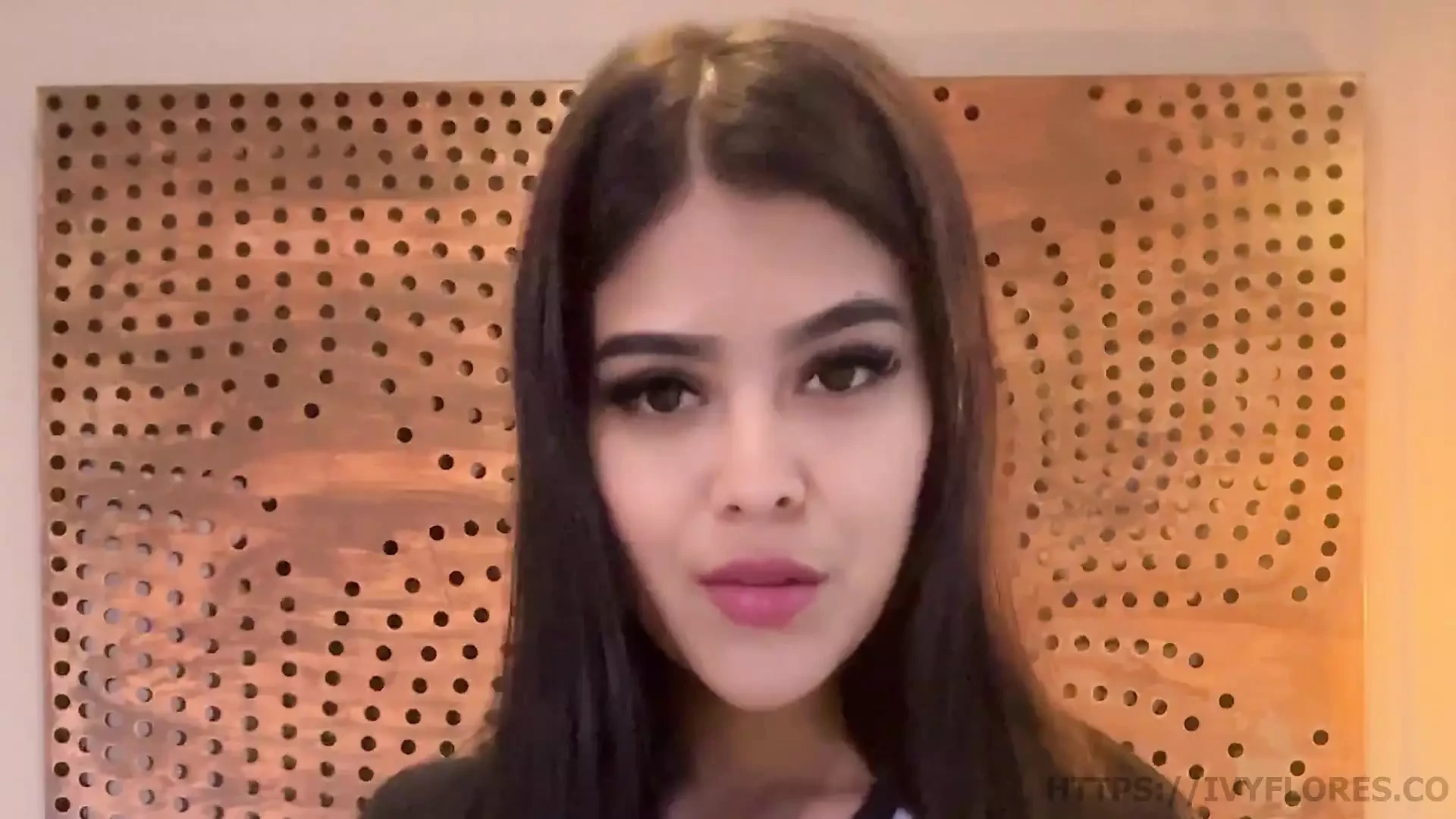 Kamuk laitina apni mini skart dikhati hai aur uski janghiya utarti hai! - aaivi phlors lik