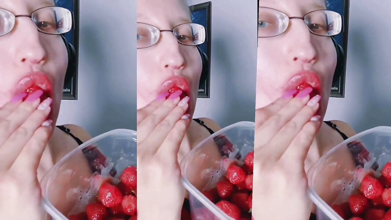 Asmr Strawberry Eating - Asmr, Óculos de Olho, Gianess, Batom, Lábios Grandes, Mough, Comida, Fetiche de Rosto, Unhas Longas