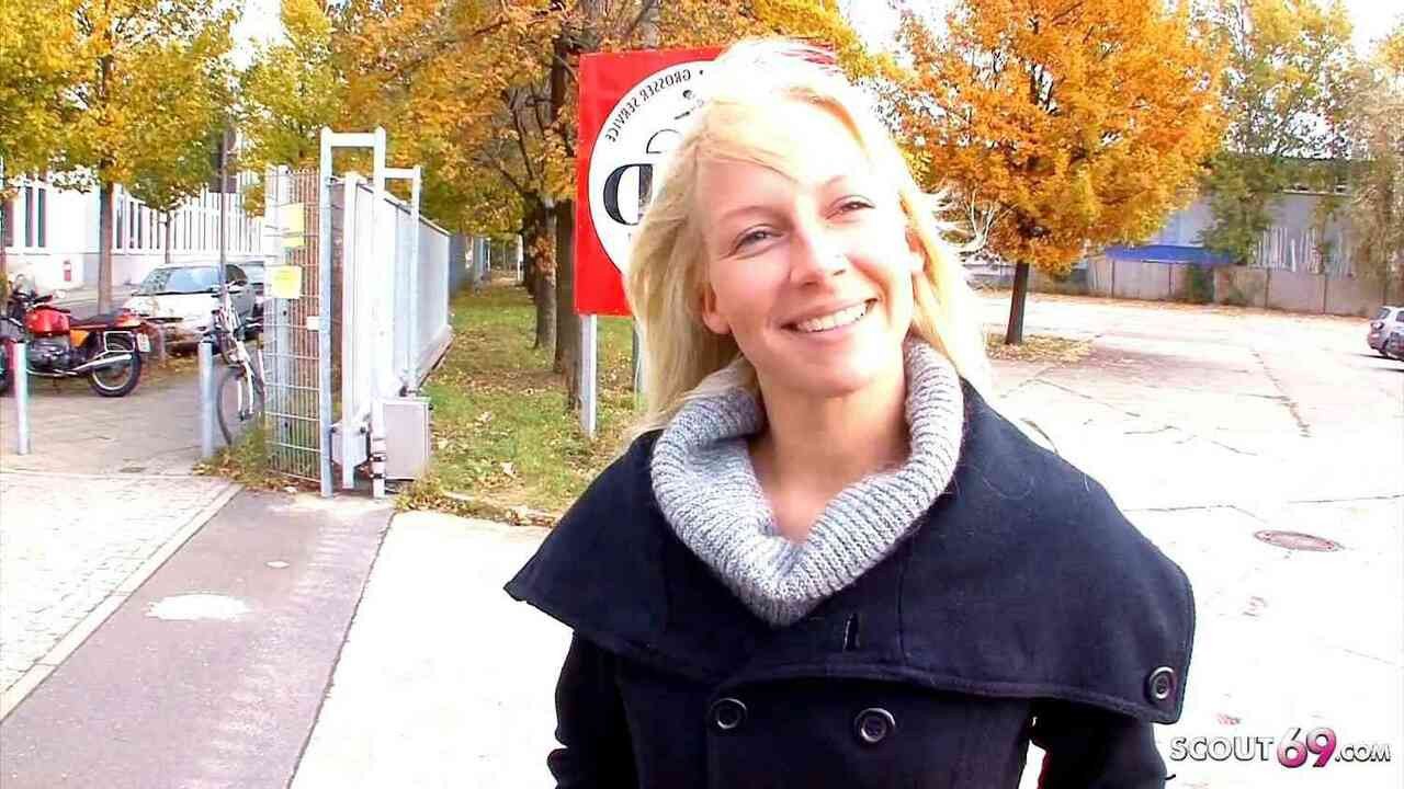 A cuki német egyetemista lányt felszedte és megdugta a castingon egy csúnya srác