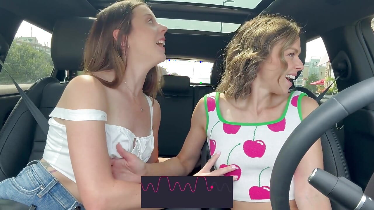 Nadia foxx & vibrations-cox mit üppigen ferngesteuerten Vibratoren in einem Laufwerk durch & hart kommen