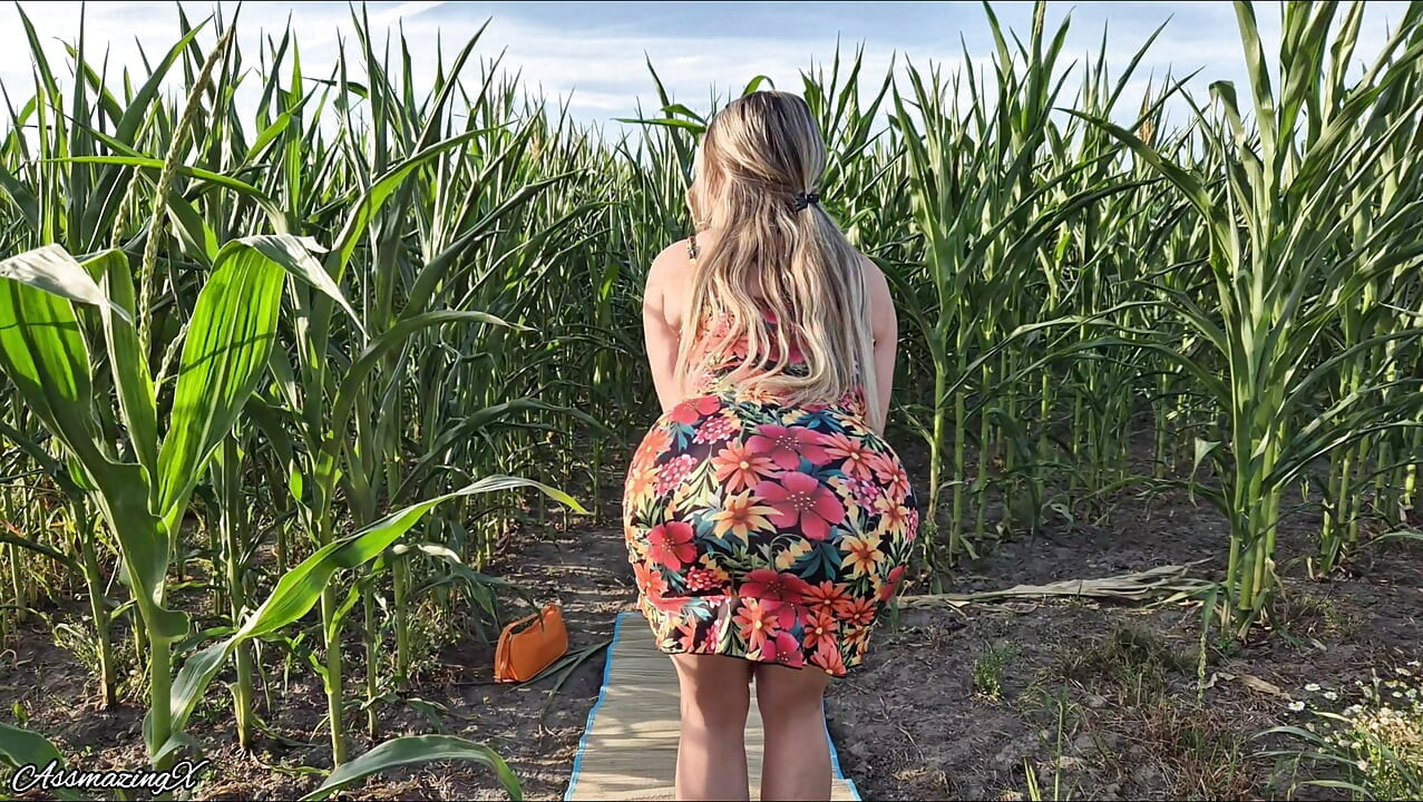 Cheating outdoors with a stranger married wife fucking in the cornfield and giving her a dripping pussy creampie