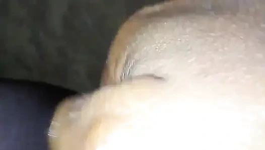 Sıkı amcığımı genişletmeye çalışıyorum