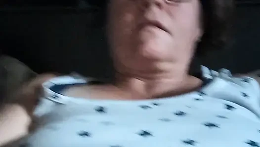 Menyelinap diam-diam mainin jari tante seksi ini sendirian