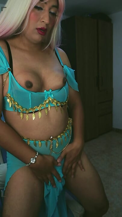 MAYAMAN NA TRANS NA MAY COSTUME AT NATURAL NA SUSO