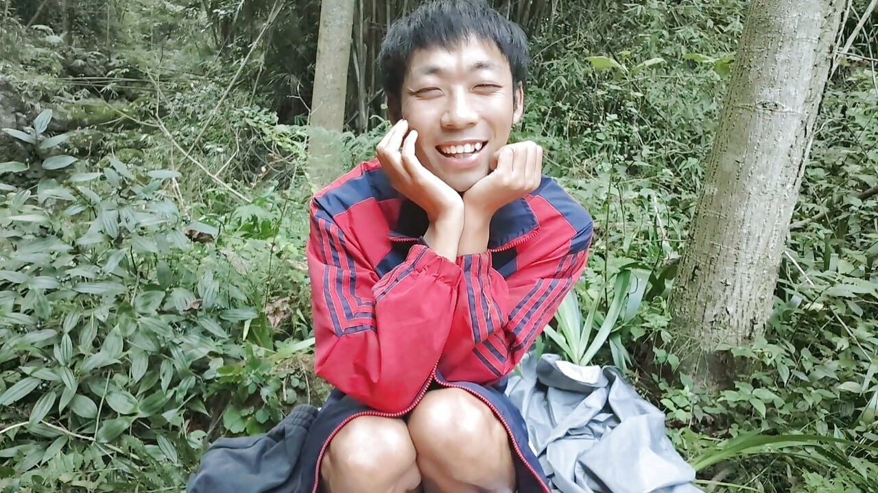 Asiatischer Mann masturbiert in den tiefen Bergen und im Dschungel, stöhnt und spritzt ab, schluckt die Flüssigkeit