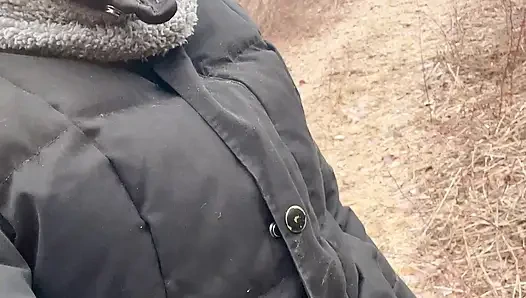 Писающая сексуальная в лесу, такая прохладная