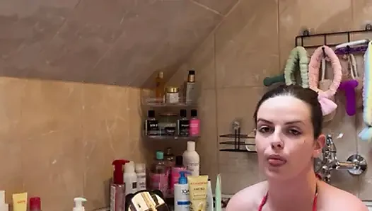 Atemberaubende milf, brünette Katy Feet wäscht zuerst feuchte sohlen und dann ihre perfekten zehen mit seife