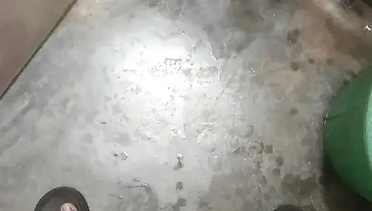 Bu yüzden banyoya gittim, ellerime sabun koydum ve koluna vurdum