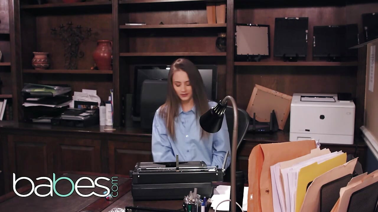 בייבס - קיילר קווין השובבה מוצאת את מחסום הכתיבה שלה נמס לפיתוי טהור