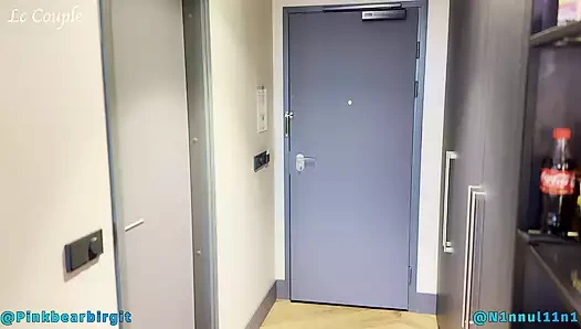 Evli kadın ve 18+ genç kız arkadaşı havuzda azdırıyor ve kocasıyla ffm üçlü sekse devam ediyor