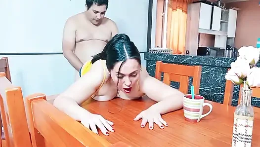 Ibu tiriku pengen banget dientot habis-habisan di atas meja sampai toketnya dicrot di dalam