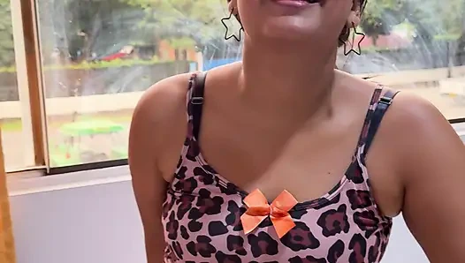 Sie liebt es, mich auf meinen Schwanz zu springen, während alle anderen am Fenster vorbeigehen