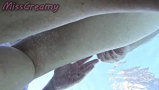 Свечу моей киской перед студентом в бассейне и помогает мне мастурбировать - Это очень рискованно с людьми рядом