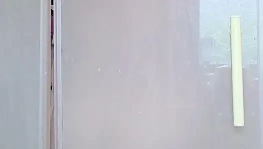 Duşta saklanıyor......
