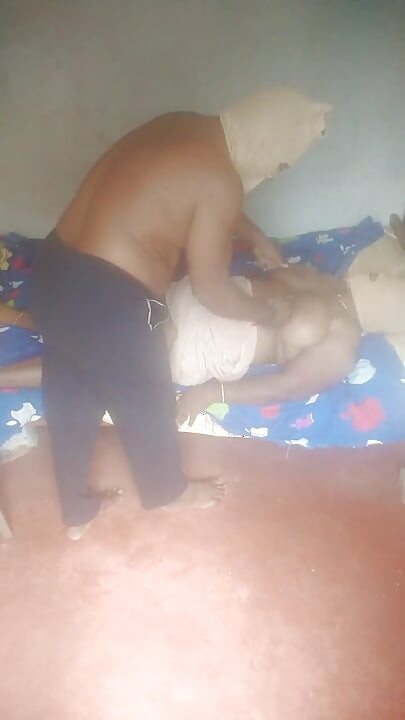 homem em senhora massageando desempenho