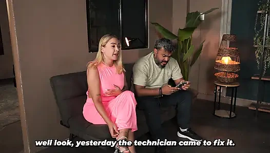 Мачеха-блондинка с большими сиськами развлекается со своим пасынком, пока ее муж не смотрит.