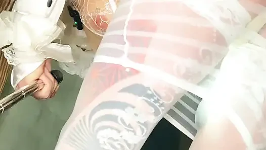 Seksi femboy beyaz iç çamaşırlı çok seksi elbise dışarıda yürüyor