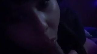 Une fille suce la bite de son copain