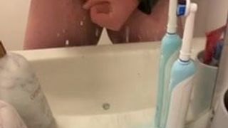 Дрочу в ванной