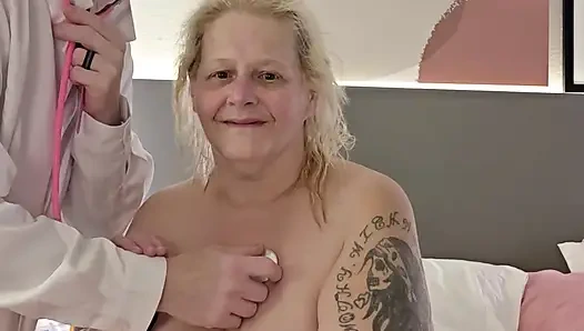 Dr visit ini lagi asik jilat memek