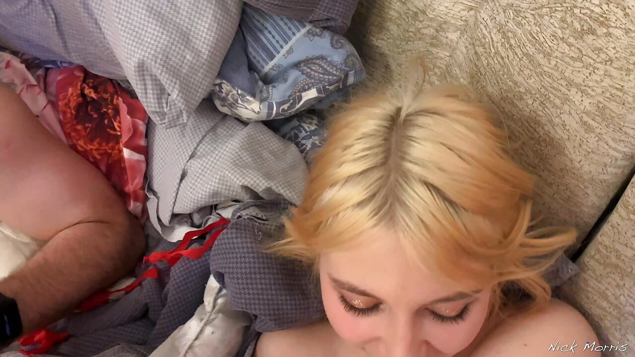 Follando a la chica de mi amigo en una fiesta mientras él toma su mano