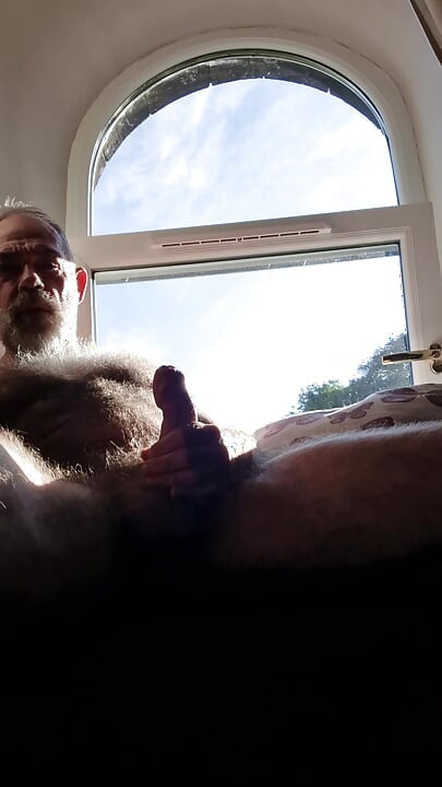 Kıllı kaslı üvey baba mastürbasyon yapıyor