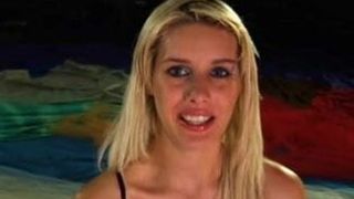 Blonde Latina-Striptease