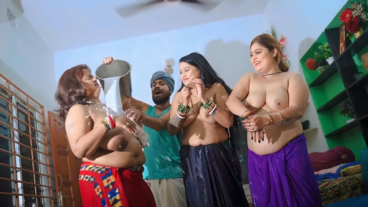 Doodh wale ne teeno bhabhi ko doodh se nahlaya