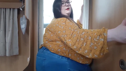 SSBBW gegen die kleine tür