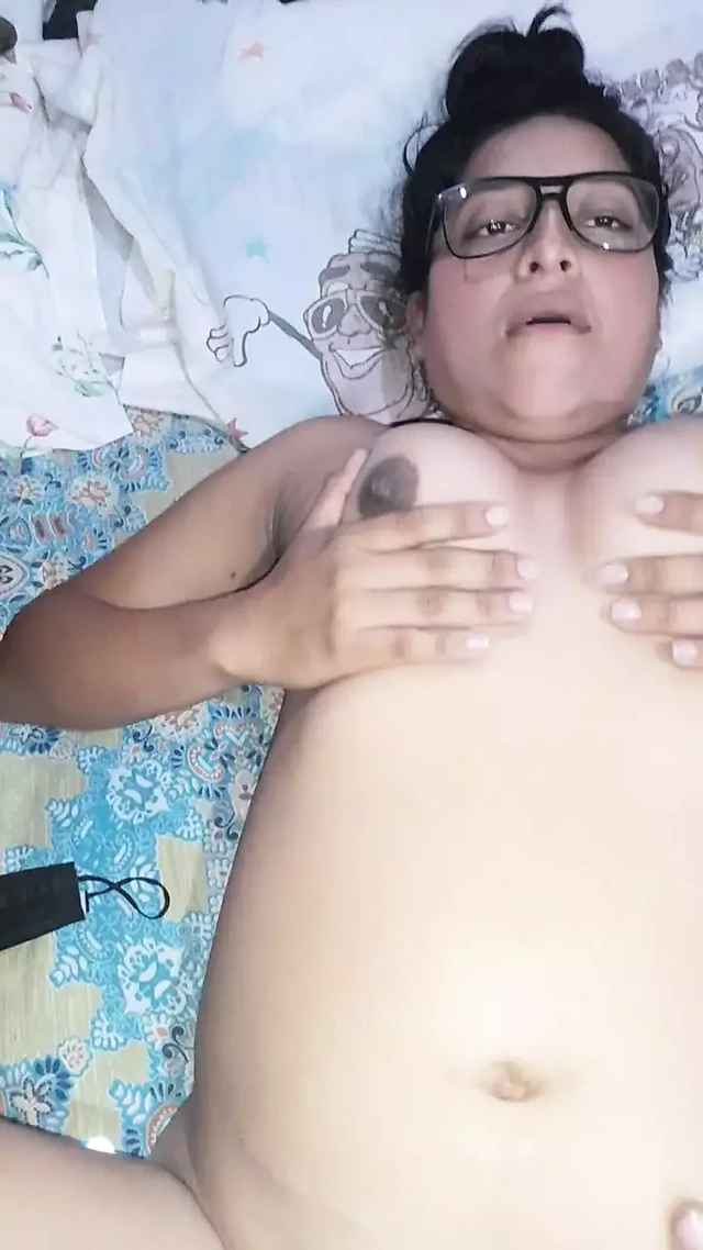 Squirting Step Sister Shared Bed and Fucked Hard Until Moaning with Pleasure