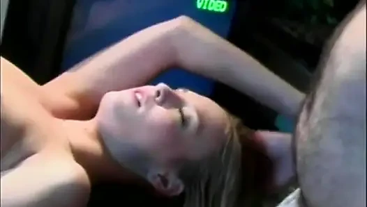 Горячая Andrea Adams скачет на чуваке на офисном кресле