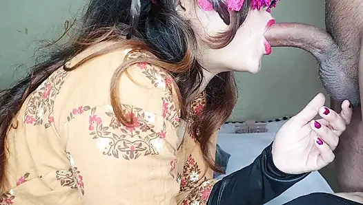 Adik tiri India yang lucu menjilati peler besar dan mendapat creampie memek.