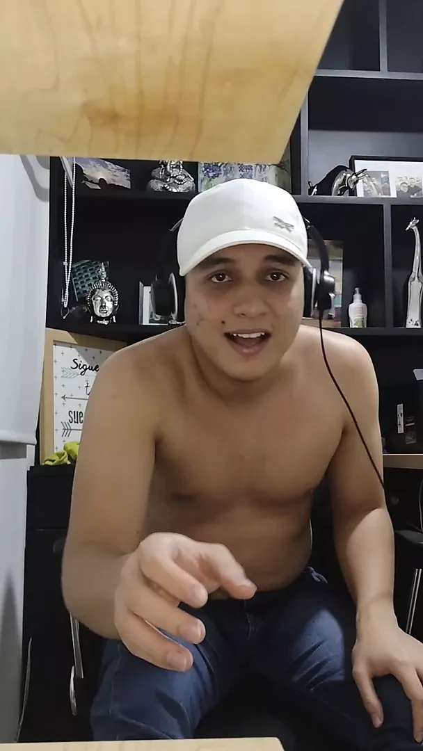 Latin fetishist shows his feet for everyone