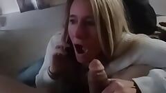 La troia succhia il cazzo al telefono mentre parla con la sorella