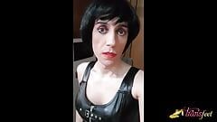 Super nadržená transvestitka Helena Black si dává dildo do zadku a olizuje si z toho vlastní sperma