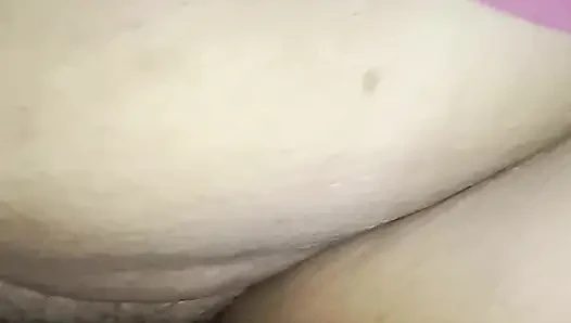 Bacağının acıdığını söyledi, ben de gitmesine izin verdim ve sonra amını yaladı ve sonra seksi konuşarak beni baştan çıkardı.
