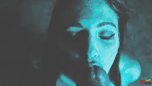 Kapana kısılmış sürtük soyunuyor ve tutsakları emiyor