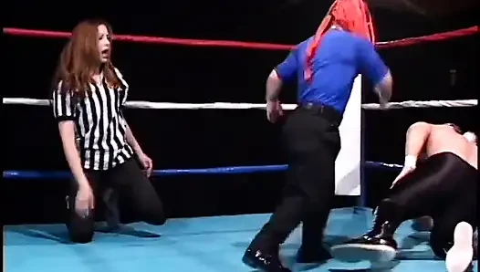 Zwerg-wrestler wird von dem brünetten schätzchen gefickt und geritten
