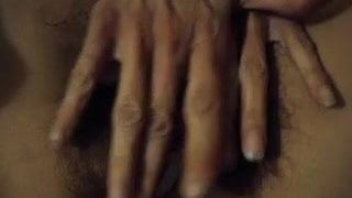Behaarte Muschi fingert