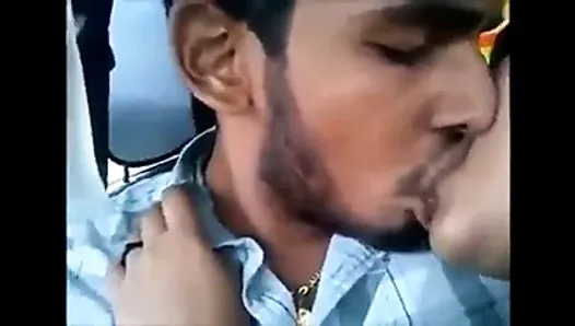 泰米尔情侣在车里接吻并做爱