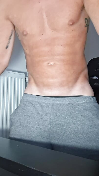 ジョギングパンツとボクサーパンツ姿の私