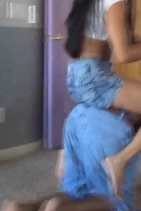 Asiática cavalgando um grande garanhão preto