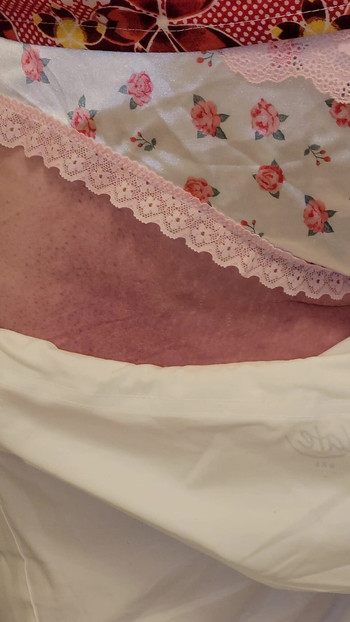 Molly u svoje bijele hlače za dojenje. | Isječak 1