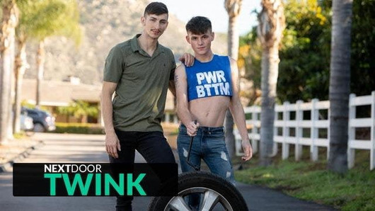 Twink -monteur stemt de hengel van de klant handmatig af - Nextdoortwink